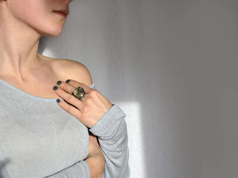 Dekoracyjny pierścionek z błyszczącym szkiełkiem (oprawa w kolorze ciemnego srebra)