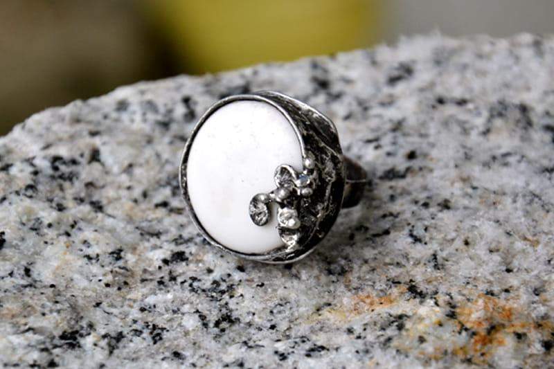 Dekoracyjny pierścionek z białym szkiełkiem (oprawa w kolorze ciemnego srebra)