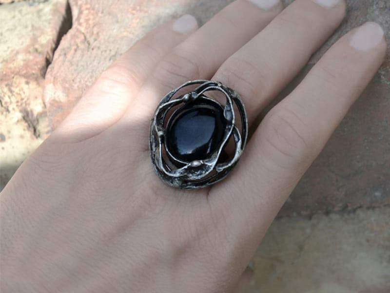 Dekoracyjny pierścionek z oplecioną czernią (w kolorze ciemnego srebra)