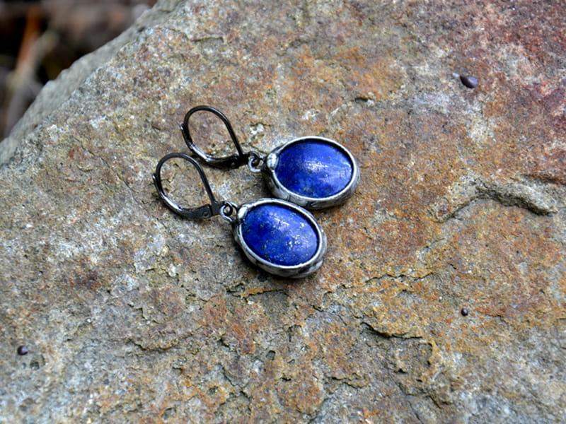 Delikatne kolczyki z lapis lazuli (oprawa w kolorze ciemnego srebra)