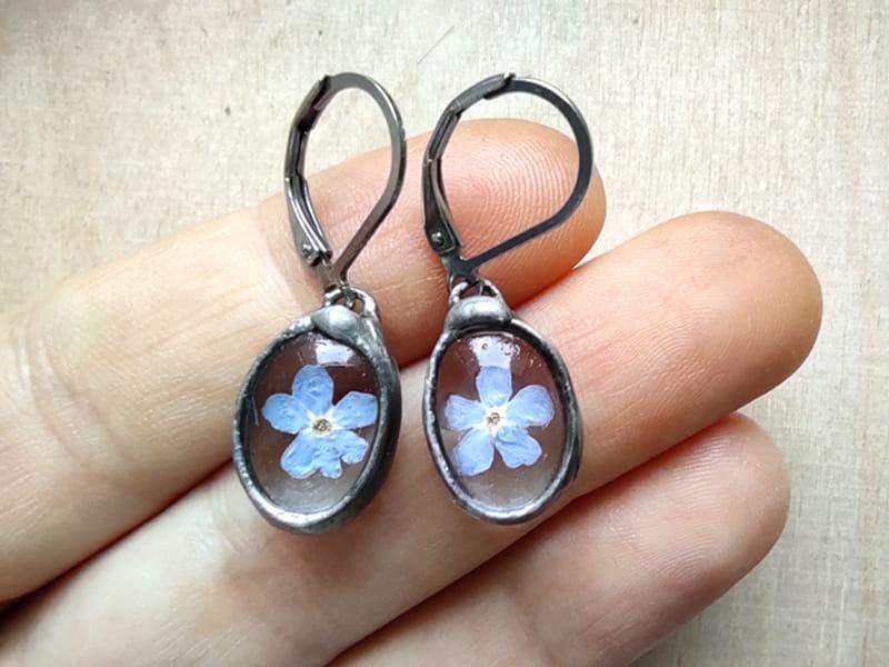 Delikatne kolczyki z niezapominajkami (z biglami ze stali chirurgicznej)