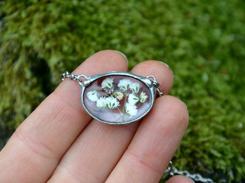 Delikatny naszyjnik z białymi kwiatuszkami (w kolorze srebrnym)