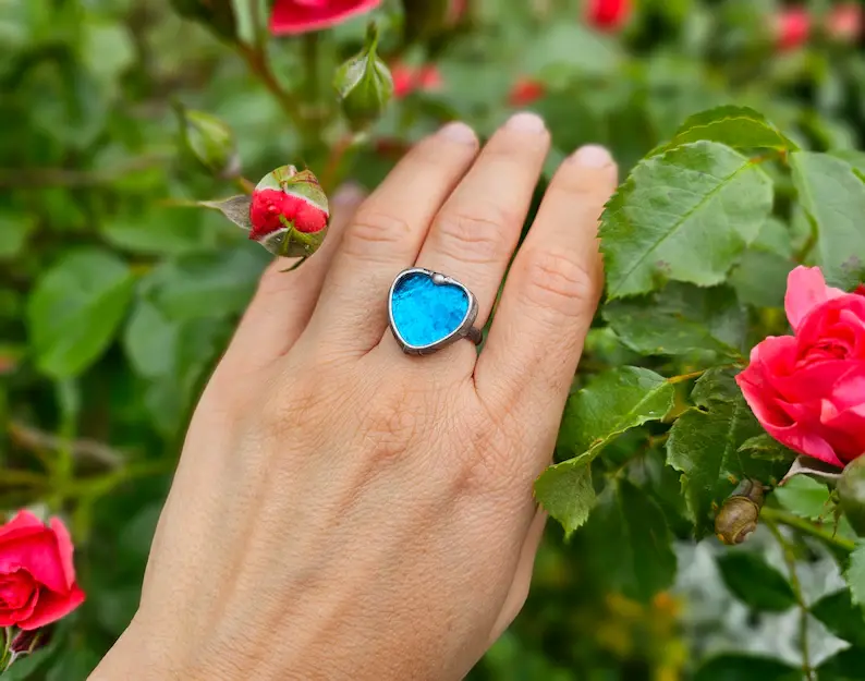 Delikatny pierścionek z błękitnym serduszkiem