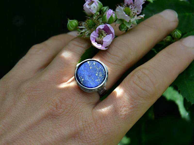 Delikatny pierścionek z lapis lazuli (oprawa w kolorze ciemnego srebra)