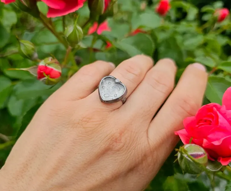 Delikatny pierścionek ze szklanym serduszkiem