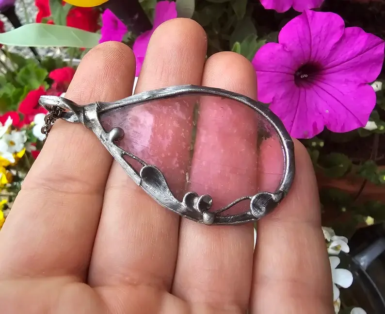 Delikatny wisior ze szklaną kroplą w kolorze lila (oprawa w kolorze ciemnego srebra)