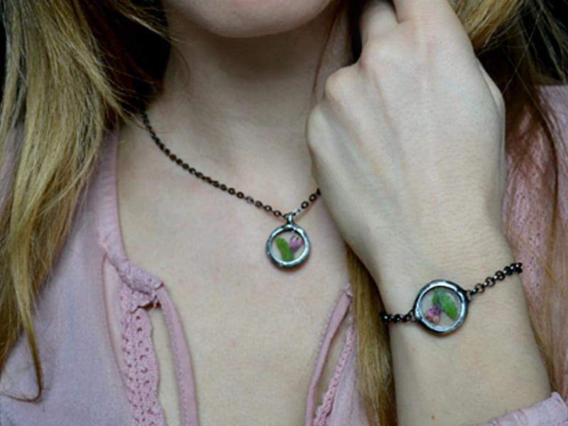 Drobna bransoletka z paprocią i dzwonkiem (oprawa w kolorze ciemnego srebra)