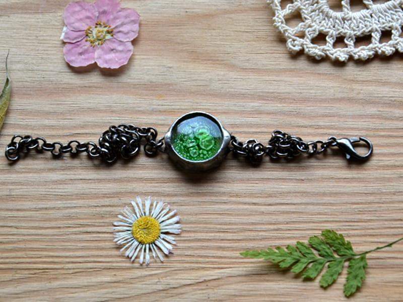 Drobna bransoletka ze szkiełkiem z zielonymi bąbelkami (oprawa w kolorze ciemnego srebra)