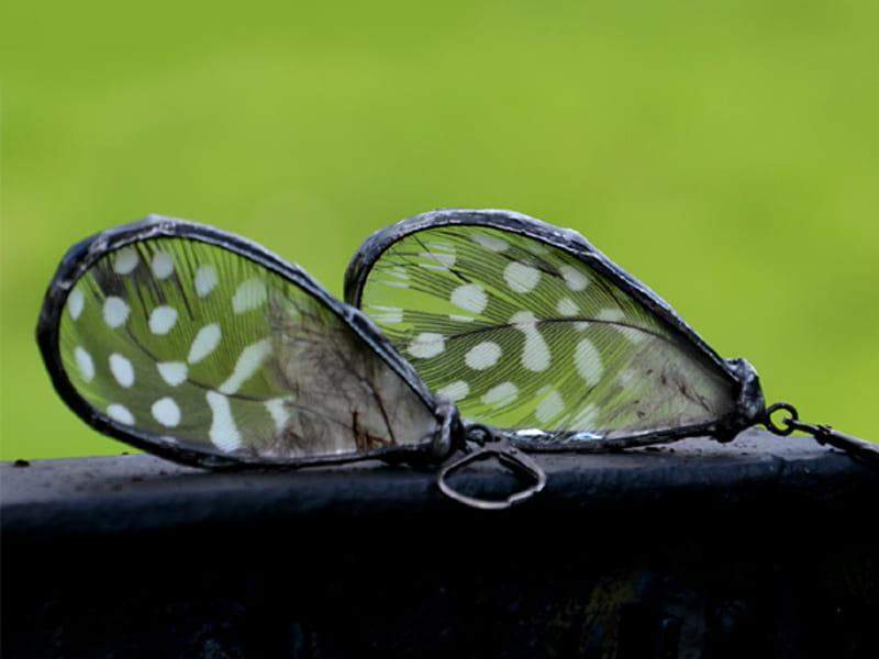 Duże kolczyki z piórkami perliczki (oprawa w kolorze ciemnego srebra)