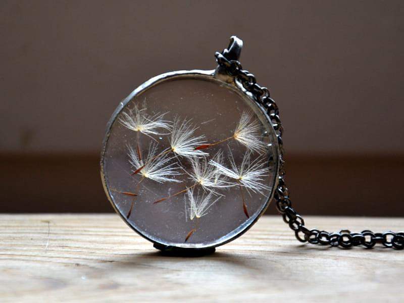 Duży naszyjnik z dmuchawcami (oprawa w kolorze ciemnego srebra)