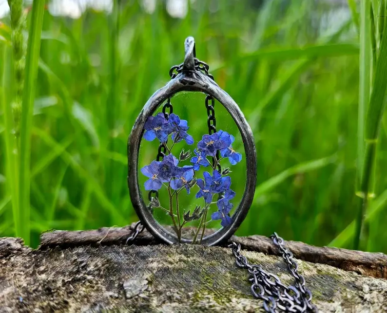 Duży owalny wisior z niezapominajkami (oprawa w kolorze ciemnego srebra)