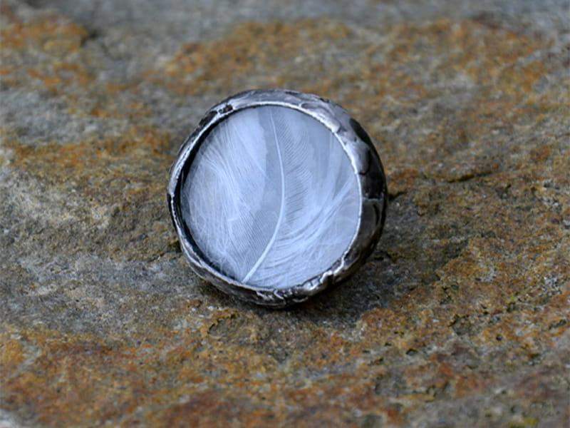 Duży pierścionek z białym piórkiem (oprawa w kolorze ciemnego srebra)