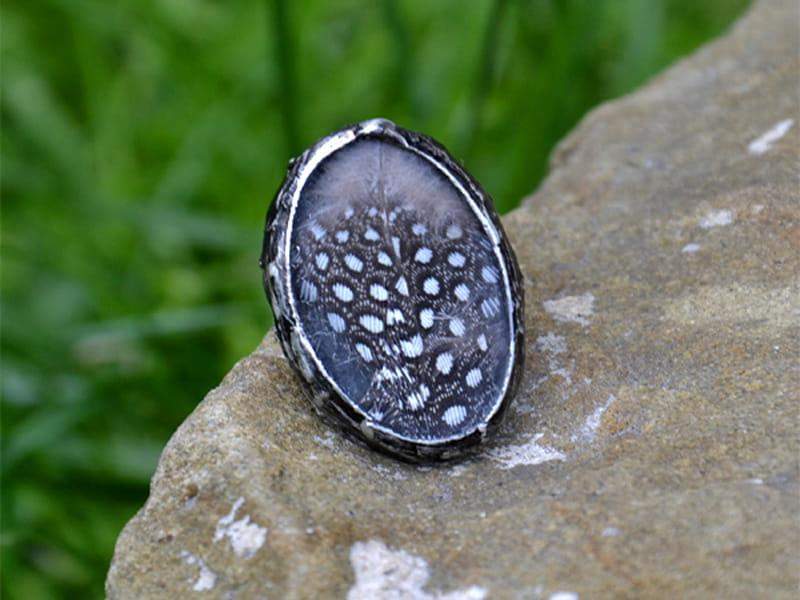 Duży pierścionek z piórkiem perliczki (oprawa w kolorze ciemnego srebra)