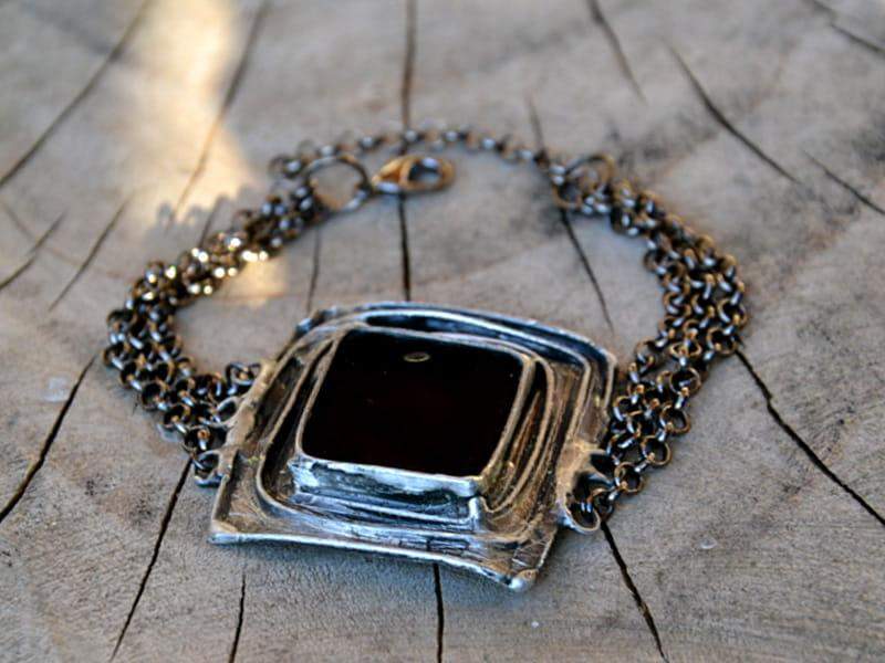 Efektowna bransoletka z czarnym kwadratem (w kolorze ciemnego srebra)