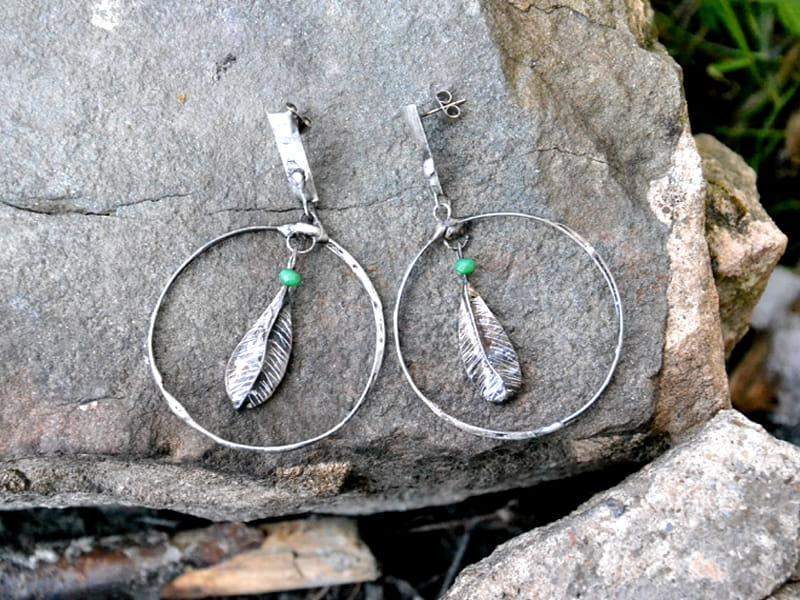 Efektowne kolczyki koła z piórkami (oprawa w kolorze ciemnego srebra)