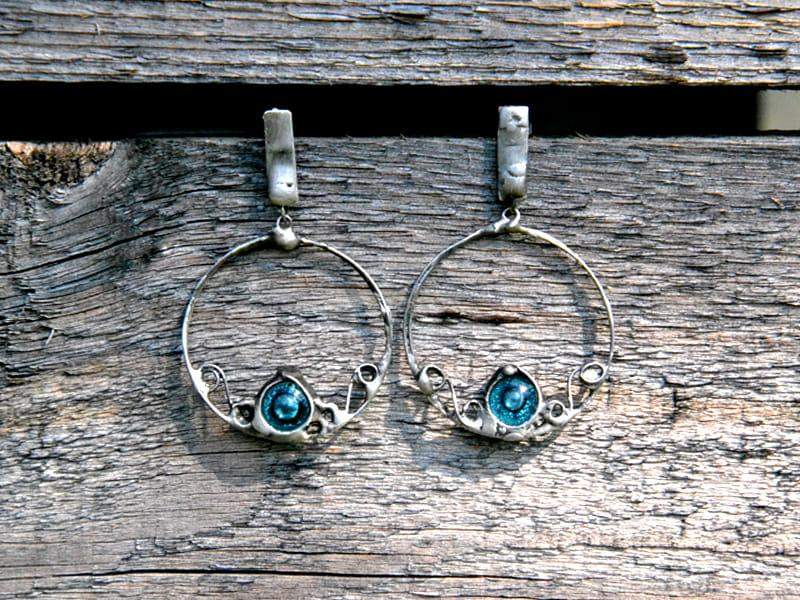 Efektowne kolczyki koła z turkusowym akcentem (w kolorze ciemnego srebra)