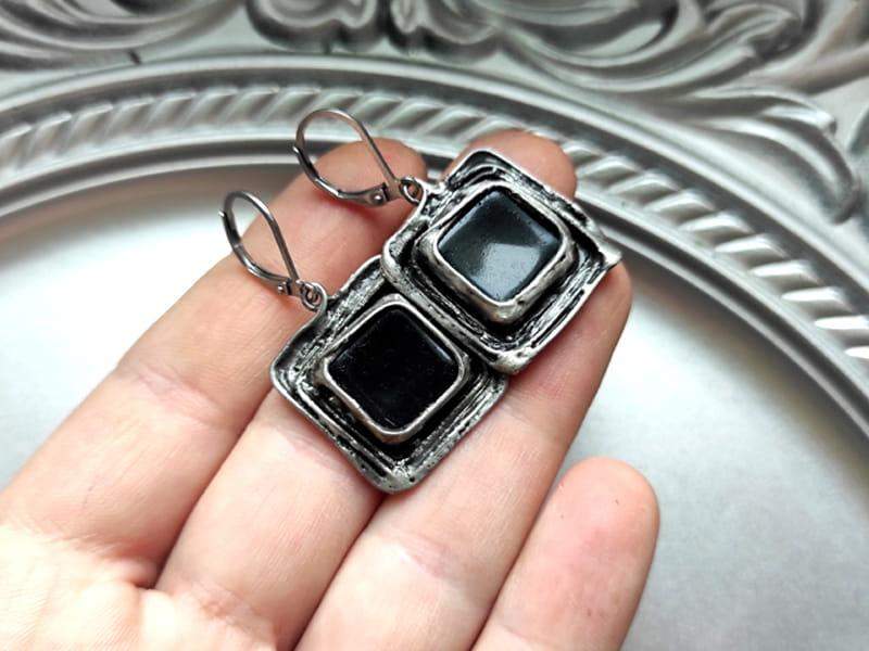 Efektowne kolczyki z czarnymi kwadratami (oprawa w kolorze ciemnego srebra)