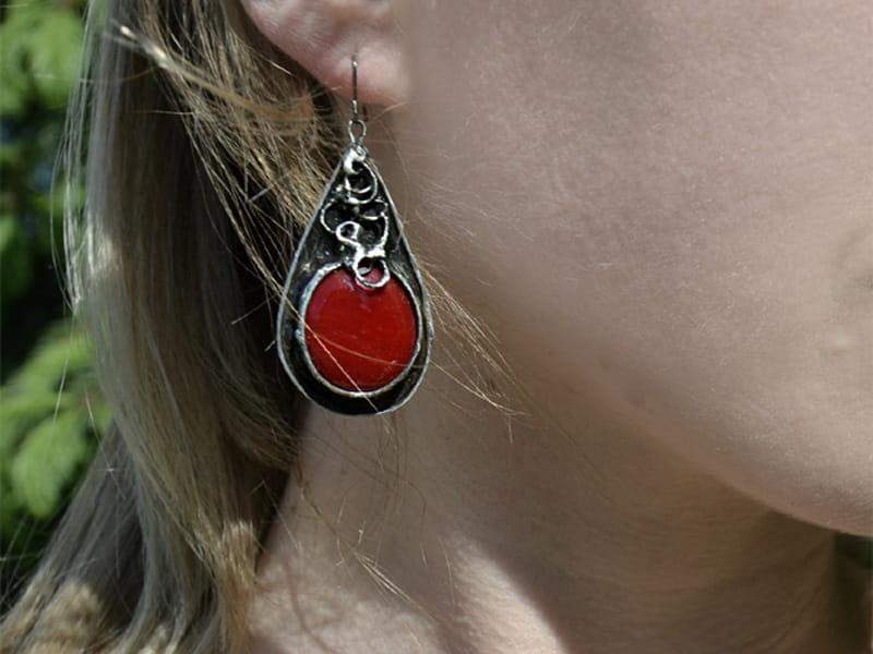 Efektowne kolczyki z głęboką czerwienią (w kolorze ciemnego srebra)