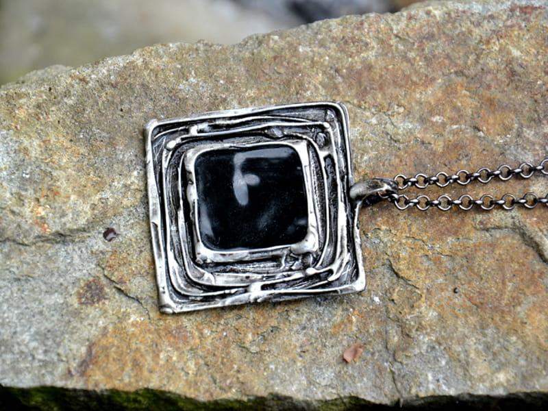 Efektowny naszyjnik z czarnym kwadratem (w kolorze ciemnego srebra)