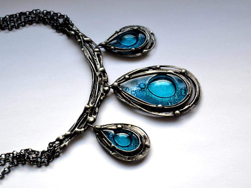 Efektowny naszyjnik z trzema turkusowymi kroplami (oprawa w kolorze ciemnego srebra)