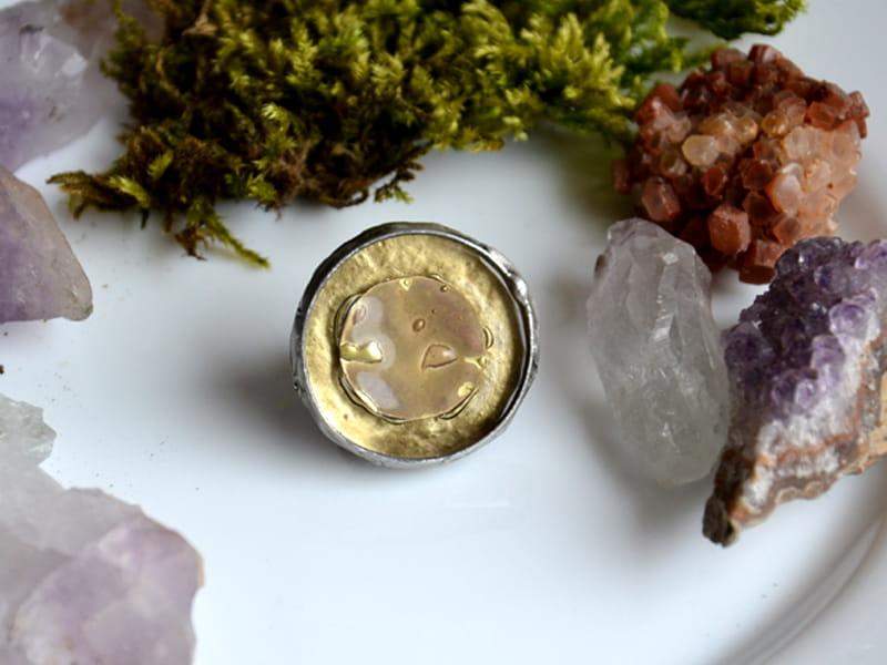 Efektowny pierścionek złoto złoty (w kolore ciemnego srebra)