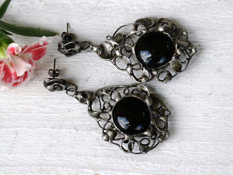 Ekskluzywne kolczyki z czernią (oprawa w kolorze ciemnego srebra)