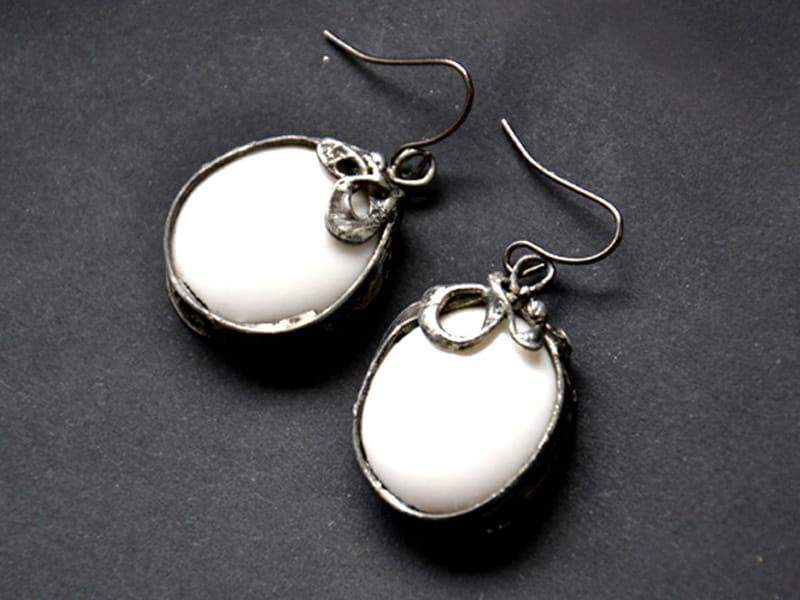 Eleganckie kolczyki z białymi szkiełkami (oprawa w kolorze ciemnego srebra)