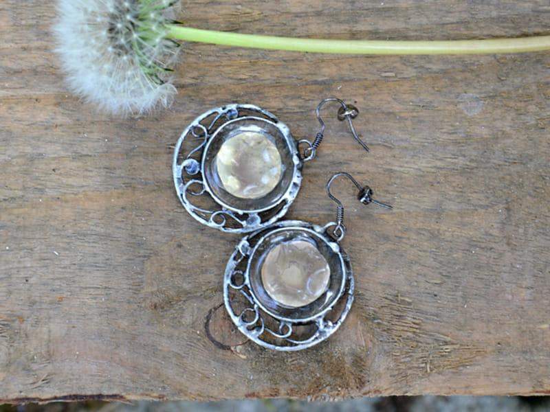 Fantazyjne kolczyki ze starozłotym akcentem (oprawa w kolorze ciemnego srebra)