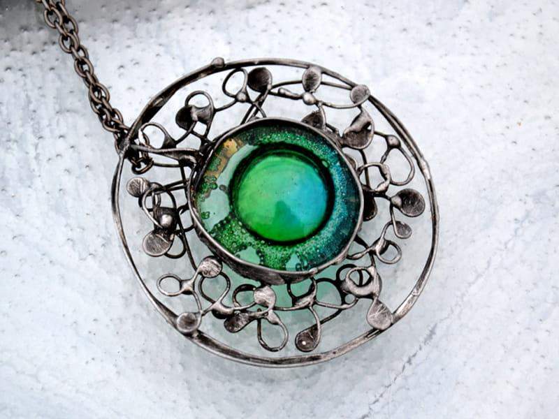 Fantazyjny naszyjnik z zielonym oczkiem (oprawa w kolorze ciemnego srebra)
