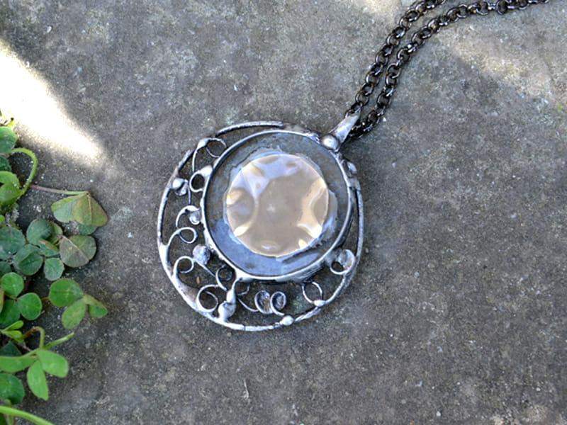 Fantazyjny naszyjnik ze starozłotym akcentem (oprawa w kolorze ciemnego srebra)