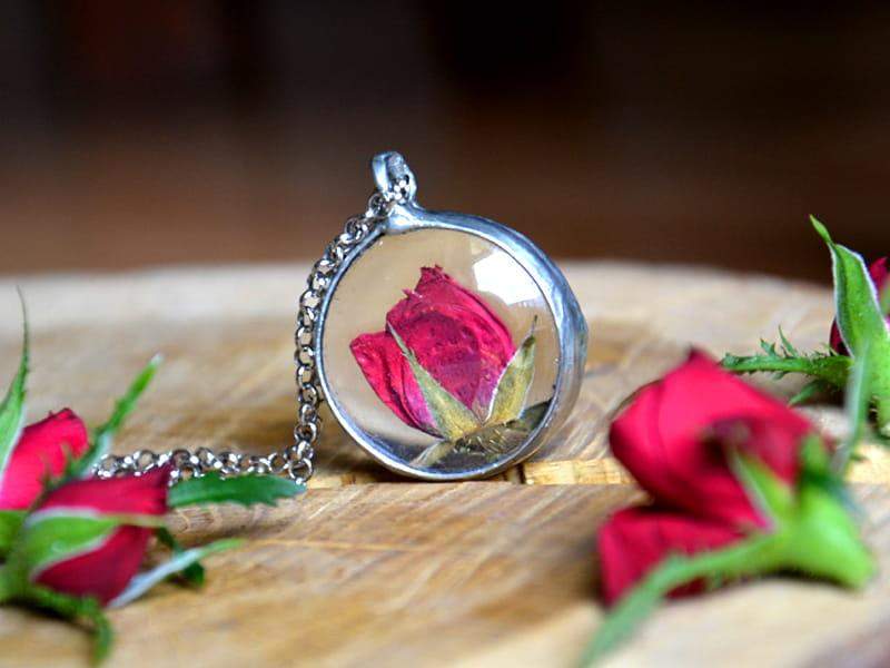 Intensywny naszyjnik z różą (w kolorze srebrnym)