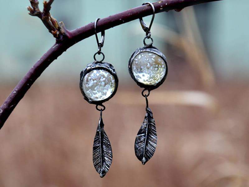 Interesujące kolczyki z delikatną bielą i pióra (oprawa w kolorze ciemnego srebra)