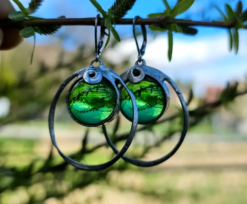 Interesujące kolczyki z zielonymi szkiełkami II (oprawa w kolorze srebrnym)