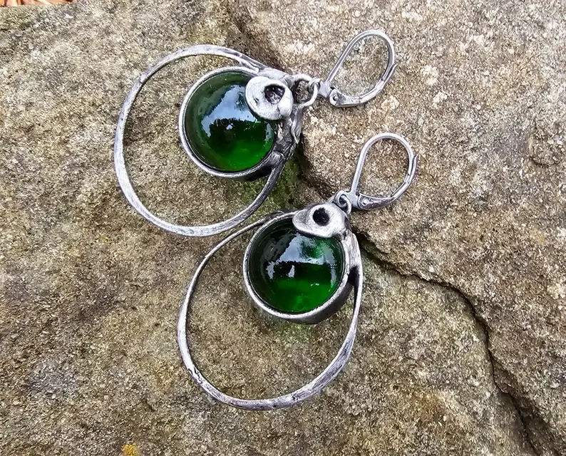 Interesujące kolczyki z zielonymi szkiełkami (oprawa w kolorze ciemnego srebra)