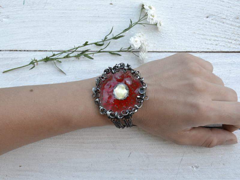 Intrygująca bransoletka z czerwienią i złotem (oprawa w kolorze ciemnego srebra)