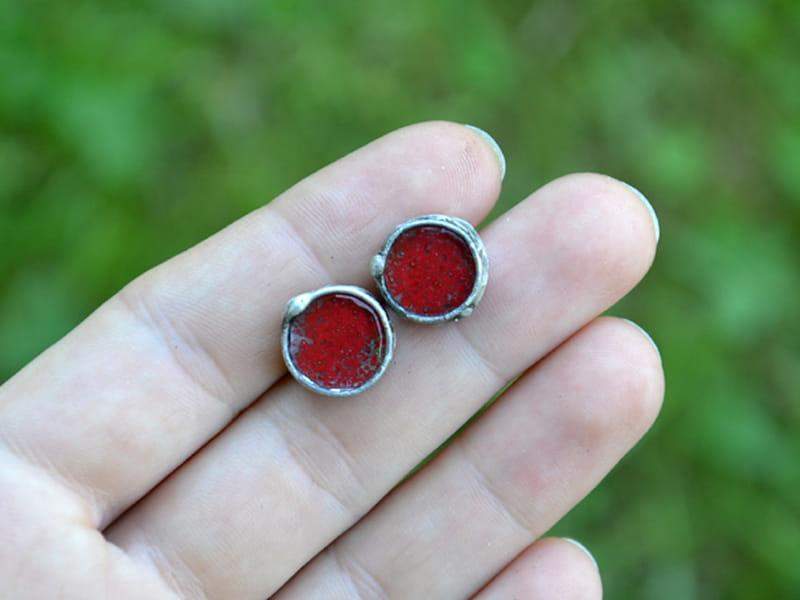 Intrygujące kolczyki wkrętki w czerwieni (oprawa w kolorze ciemnego srebra)