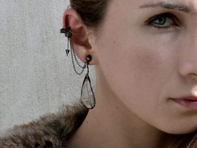 Intrygujące kolczyki z piórami i strzałą (oprawa w kolorze ciemnego srebra)