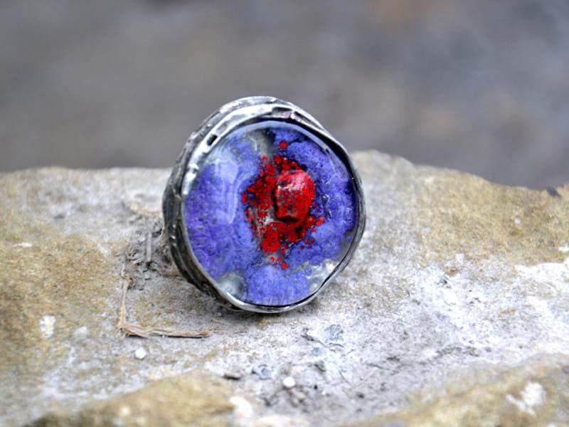 Intrygujący pierścionek w fiolecie i czerwieni (oprawa w kolorze ciemnego srebra)