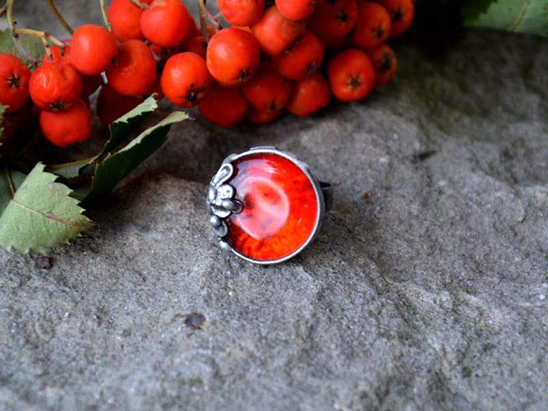 Intrygujący pierścionek z energetyczną czerwienią (w kolorze ciemnego srebra)