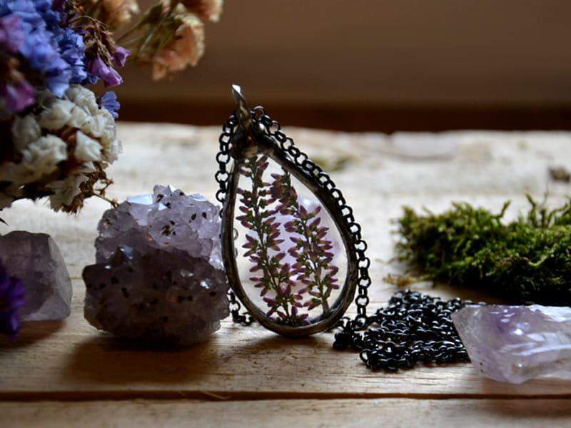 Jesienny naszyjnik z wrzosem (oprawa w kolorze ciemnego srebra)