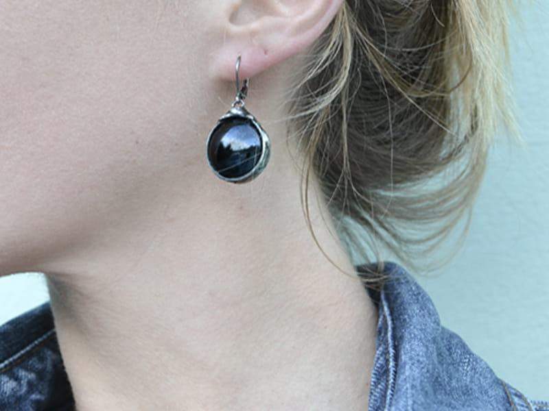 Klasyczne kolczyki z czarnymi szkiełkami (w kolorze ciemnego srebra)