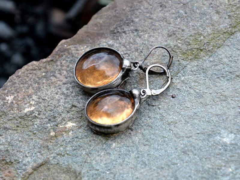 Klasyczne kolczyki z miodowym szkłem (oprawa w kolorze ciemnego srebra)