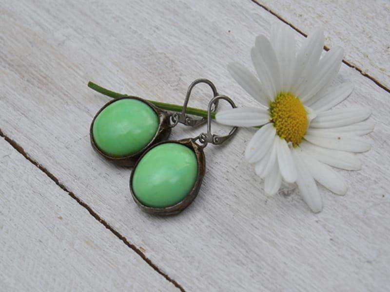 Klasyczne kolczyki z seledynowymi szkiełkami (oprawa w kolorze ciemnego srebra)