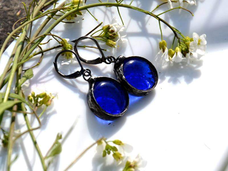 Klasyczne kolczyki z szafirowymi szkiełkami (oprawa w kolorze ciemnego srebra)