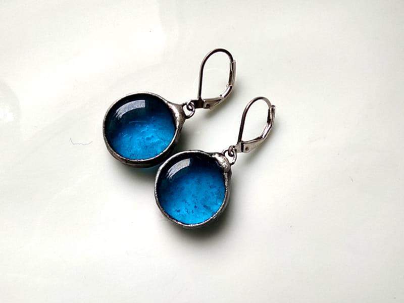 Klasyczne kolczyki z turkusowymi szkiełkami (oprawa w kolorze ciemnego srebra)