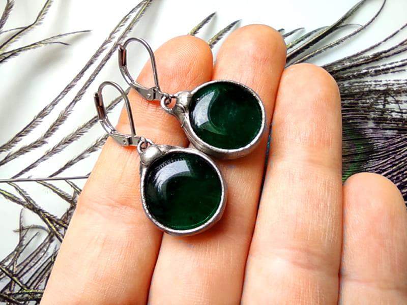 Klasyczne kolczyki ze szkiełkami w kolorze butelkowej zieleni (oprawa w kolorze ciemnego srebra)