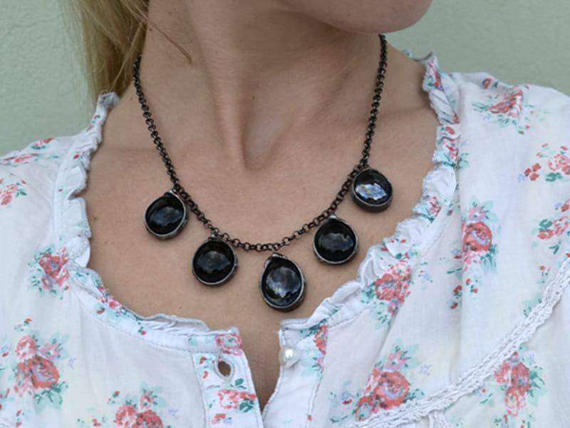 Klasyczny naszyjnik z czarnymi szkiełkami (oprawa w kolorze ciemnego srebra)