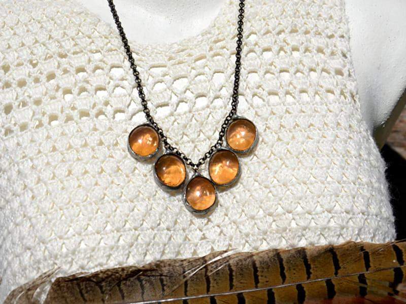 Klasyczny naszyjnik z miodowym szkłem (oprawa w kolorze ciemnego srebra)