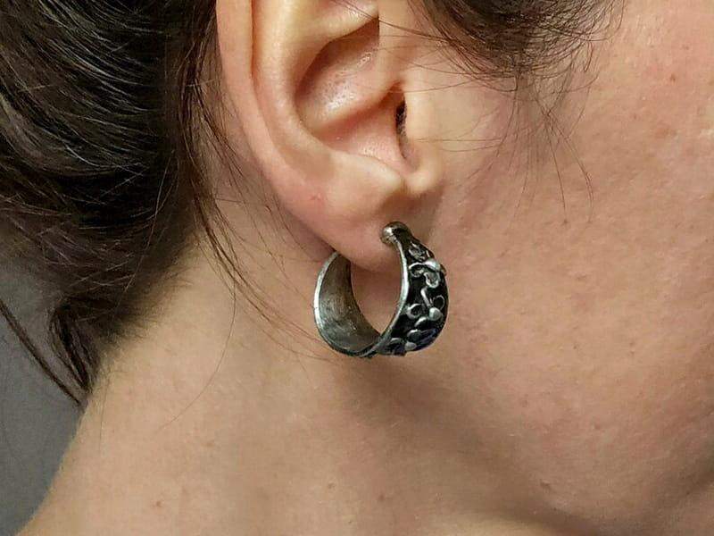 Kolczyki koła z gałązką niezapominajek (na sztyfcie ze stali chirurgicznej)