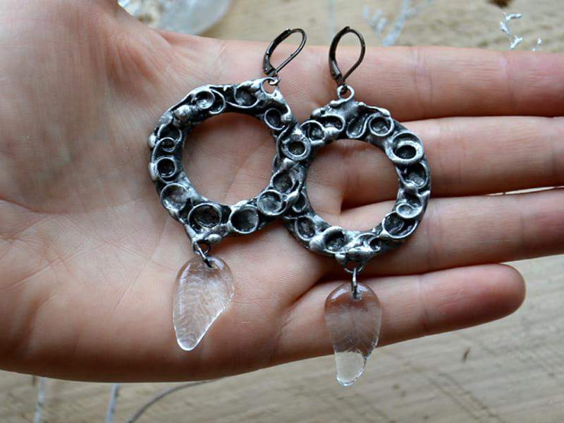 Kolczyki ornamentalne koła z listeczkami (oprawa w kolorze ciemnego srebra)